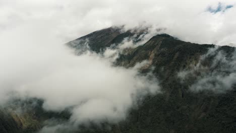 Volcán-Activo-Tungurahua-Cubierto-De-Nubes-Densas-Dentro-De-Los-Límites-De-Baños,-Ecuador--Cordillera-Oriental