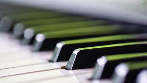 Glänzende-Schwarze-Und-Weiße-Klaviertasten