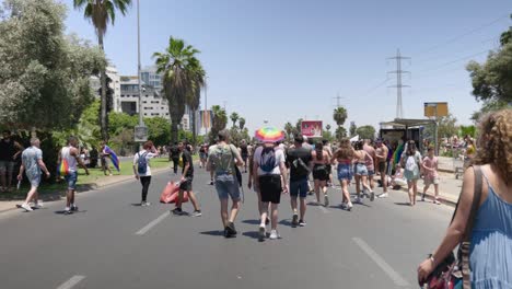 Grupos-De-Personas-Caminando-Por-Un-Camino-Cerrado-Para-El-Desfile-Del-Orgullo-En-Tel-Aviv-El-Día-Soleado-El-10-De-Junio-De-2022