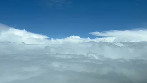 Bonita-Vista-Aérea-De-La-Cabina-De-Un-Jet-De-Un-Cielo-Desordenado-Lleno-De-Nubes-Tormentosas-Que-Evitan-El-Mal-Tiempo-Por-Delante