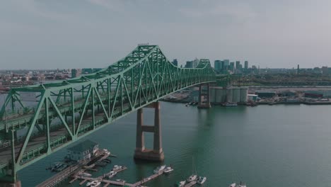 Drohne-über-Dem-Fluss-Zur-Tobin-Bridge-Mit-Der-Innenstadt-Von-Boston-MA-Im-Hintergrund