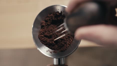 Preparación-De-Café-Espresso-Molido-Con-Herramienta-Wdt,-Primer-Plano-De-La-Técnica-De-Distribución-Weiss-En-Cámara-Lenta-4k