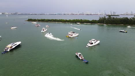 Gente-De-Vacaciones-En-Yates-Y-Barcos-Durante-El-Verano-En-Miami,-Florida---Antena