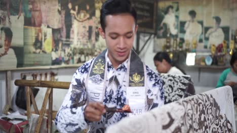 Un-Joven-Está-Haciendo-Batik-En-Su-Antigua-Casa-En-Cirebon