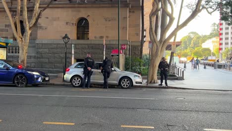 Verkleidete-Polizisten-Forderten-Einen-Gefährlichen-Fahrer-Auf,-Am-Straßenrand-Anzuhalten,-Um-Weitere-Ermittlungen-Zum-Alkoholgehalt,-Zur-Unsachgemäßen-Verwendung-Des-Sicherheitsgurts-Und-Zum-Illegalen-Parken-In-Der-Innenstadt-Von-Brisbane-Durchzuführen