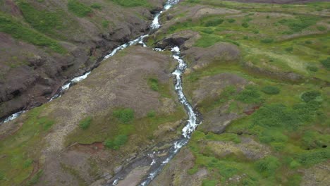 Wasserfälle-In-Island,-Die-übereinander-Gestapelt-Sind-Und-über-Die-Sich-Drohnenvideos-Bewegen