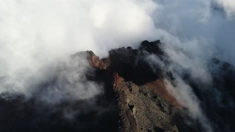 Drohnenaufnahmen-Von-Wolken-über-Dem-Gipfel-Des-Piton-Des-Neiges-Auf-Der-Insel-La-Réunion
