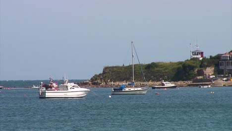Barcos-Amarrados-Frente-A-Un-Muelle-Victoriano-En-Un-Pueblo-Costero-Llamado-Swanage-En-El-Condado-Inglés-De-Dorset