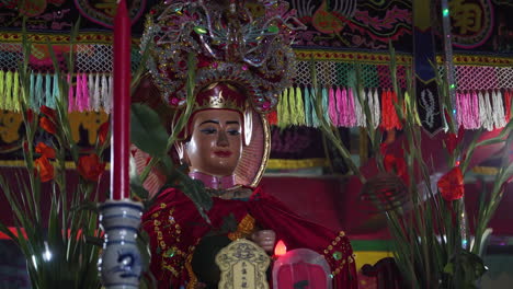 Figura-De-Buda-Iluminada-En-El-Templo-De-La-Ballena-En-Mui-Ne,-Vietnam