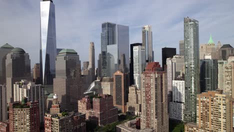Aerial-view-of-tall-buildings-in-the-lower-Manhattan-skyline,-in-sunny-New-York,-USA