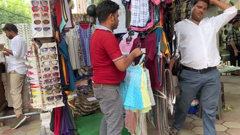 Ein-Ladenbesitzer-Arrangiert-Kleidungsstücke-Auf-Einem-örtlichen-Bekleidungsmarkt