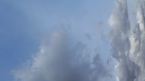 Formato-Vertical:-Nubes-De-Lluvia-Dramáticas-Cruzan-El-Cielo-Azul-Pálido-En-Lapso-De-Tiempo