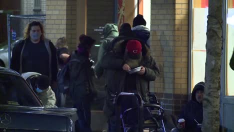 Gruppe-Obdachloser,-Die-Draußen-Auf-Der-Straße-Essen