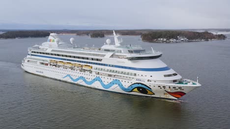 Cruise-vessel-AidaVita-moving-ahead-through-narrow-fairway-in-South-West-Finland