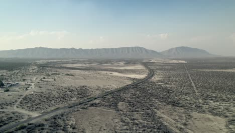 Drohnentag-Bewölkter-Norden-Coahuila-Mexiko-Halbwüste-Berg-La-Azufrosa-Gegend-Autobahn