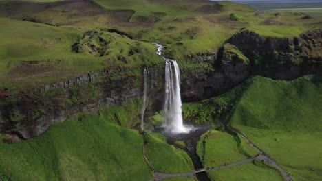 Seljalandsfoss-Wasserfälle-In-Island-Mit-Drohnenvideostall