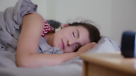 Schlafendes-Mädchen-Am-Morgen,-Nahaufnahme-Eines-Zufriedenen-Gesichts,-Slider-Ansicht,-Ausruhen-Ist-Wichtig