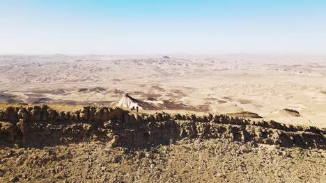 Luftaufnahme-In-Richtung-Bergrückenlinie-In-Der-Negev-Wüste-In-Israel-Mit-Zwei-Stehenden-Wanderern