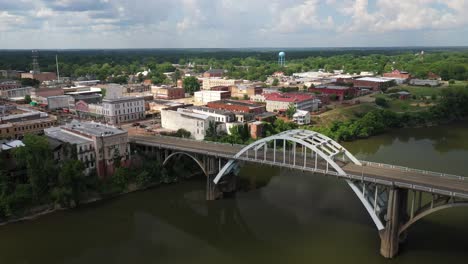 Puente-Edmund-Pettus-En-Selma,-Alabama-Con-Video-De-Drones-Moviéndose-Hacia-Abajo