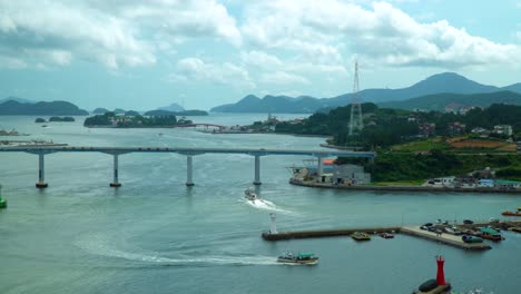 Brücke-Und-Jachthafen-Auf-Der-Insel-Geojedo-Gegen-Wolkenhimmel-In-Der-Provinz-Gyeongsangnam-do,-Südkorea