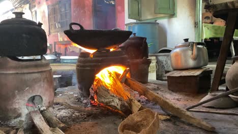 Primer-Plano-De-Una-Estufa-Tradicional-Y-Un-Fuego-Ardiente-En-El-Proceso-De-Cocinar-Comida-Frita