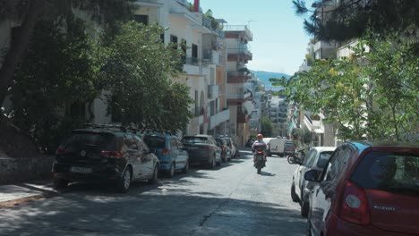 Calle-Suburbana-De-Atenas-Entre-Apartamentos-En-Verano