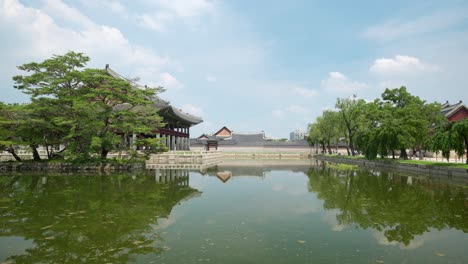 El-Pabellón-Gyeonghoeru-Es-Una-De-Las-Vistas-Más-Hermosas-Del-Palacio-Gyeongbokgung-En-Seúl,-Corea-Del-Sur