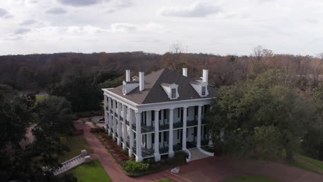 Panning-close-up-aerial-shot-of-the-antebellum-mansion-Dunleith-in-Natchez,-Mississippi