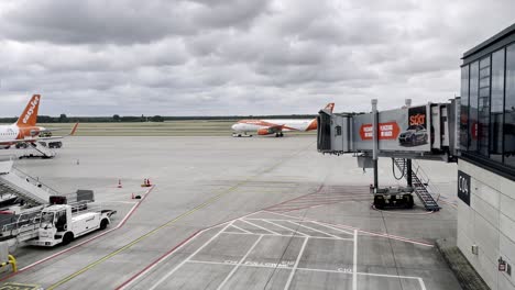 Orangefarbenes-Easyjet-Flugzeug-Auf-Dem-Flugplatz-An-Einem-Bewölkten-Tag-Am-Berliner-Flughafen