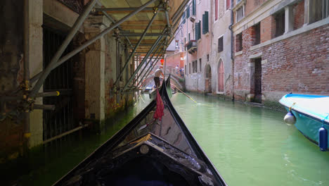 Gondoliers-Touring-Around-Historical-City-Of-Venice,-Italy