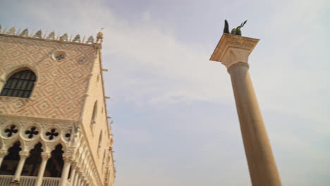 Antigua-Estatua-De-Bronce--El-León-De-Venecia,-En-La-Icónica-Plaza-Pública-De-Piazza-San-Marco-En-Venecia,-Italia