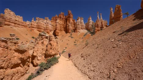 Young-girl-walking-among-the-Hoodoos-in-Bryce-Canyon,-Utah