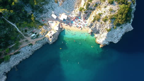 Touristen-Schwimmen-Im-Türkisfarbenen-Meerwasser-Am-Strand-Von-Klancac-In-Brsec,-Kroatien