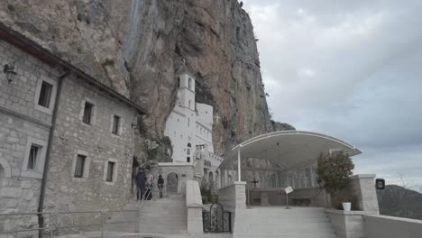 Los-Visitantes-Descienden-Las-Escaleras-En-El-Monasterio-De-Ostrog-En-Montenegro-El-2-De-Agosto-De-2022