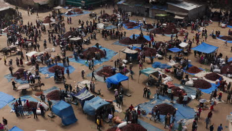 Menschen,-Die-Auf-Dem-Paprikamarkt-In-Alaba-Kulito,-Äthiopien,-Um-Den-Haufen-Getrockneter-Chilischoten-Herumlaufen