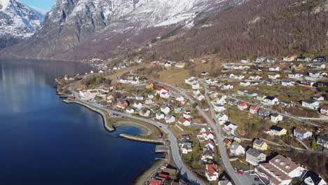 Aurland-En-Noruega-Durante-La-Primavera---Antena-Que-Muestra-Hermosas-Casas-De-Campo-Y-Fiordos-En-El-área-De-Vinjaasen-Y-Skjerdalsvegen