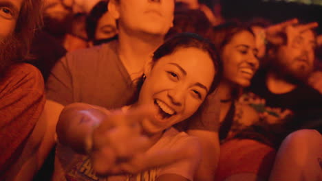 Schönes-Teenager-Mädchen-In-Blinkenden-Lichtern,-Das-Hip-Hop-Handbewegungen-Macht,-Während-Es-Sich-Nachts-Ein-Live-Konzert-In-Toronto,-Kanada,-Ansieht