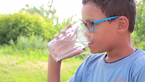Trinkwasser-Aus-Glas-Durstig-Junge-Socken-Filmmaterial