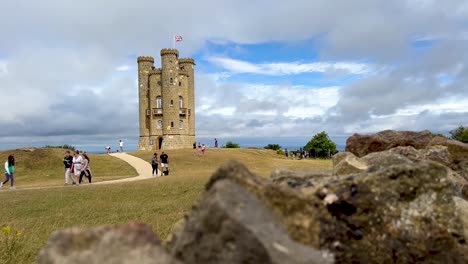 Broadway-Tower-is-a-folly-on-Broadway-Hill,-near-the-large-village-of-Broadway,-in-the-English-county-of-Worcestershire