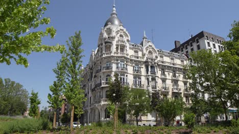 Altes-Gebäude-Von-Madrid,-Der-Hauptstadt-Spaniens,-An-Der-Neuen-Plaza-De-España-Gelegen