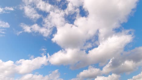 Wunderschöne-Sommerwolken-Im-Zeitraffer-An-Einem-Sonnigen-Tag
