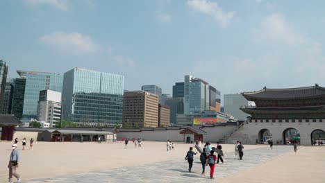 Coreanos-Y-Turistas-Explorando-El-Icónico-Palacio-Real-De-Gyeongbokgung-En-Medio-De-Una-Pandemia---Paisaje-Urbano-De-Seúl-En-Corea-Del-Sur