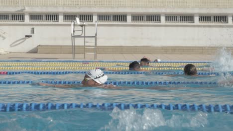 Profischwimmer-Schwimmen-Mit-Einer-Hand-Im-Superman-Modus-Der-Ziellinie-Entgegen