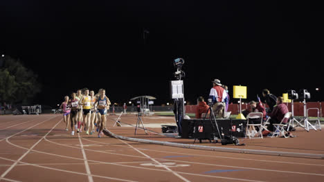 Professionelle-Läuferinnen-Treten-Beim-Stanford-Invitational-2015-Nachts-Unter-Den-Lichtern-In-Einem-Langstreckenlauf-Gegeneinander-An