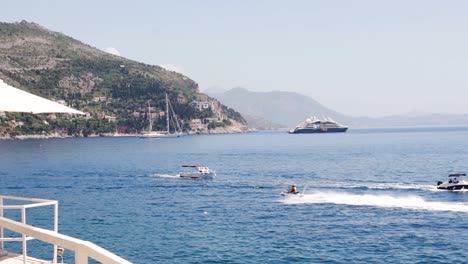 An-Einem-Schönen-Sonnigen-Tag-In-Dubrovnik-Machten-Schiffe-Nahe-Der-Küste-In-Der-Nähe-Der-Insel-Otok-Lokrum-Fest