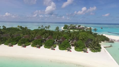 Drohne-Fliegt-In-Richtung-Der-Insel-Auf-Den-Malediven,-Full-HD