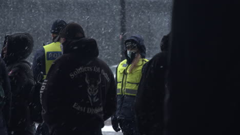 Nahaufnahme-Einiger-Demonstranten-In-Markierten-Kapuzenpullovern-Und-Gesichtsmasken