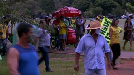 Brasilianische-Rechte-Anhänger-Bei-Einer-Kundgebung-Des-Präsidenten-In-Einem-Park-Während-Der-Covid19-Pandemie