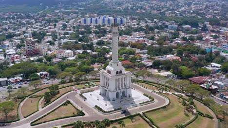 Monument-to-heroes-of-restoration-at-Santiago-de-los-Caballeros