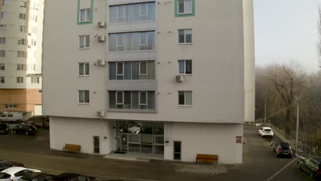 Chisinau-Moldavia,-15-De-Marzo-De-2021:-Disparo-De-Un-Dron-Subiendo-Un-Edificio-Residencial-Con-Coches-En-El-Estacionamiento